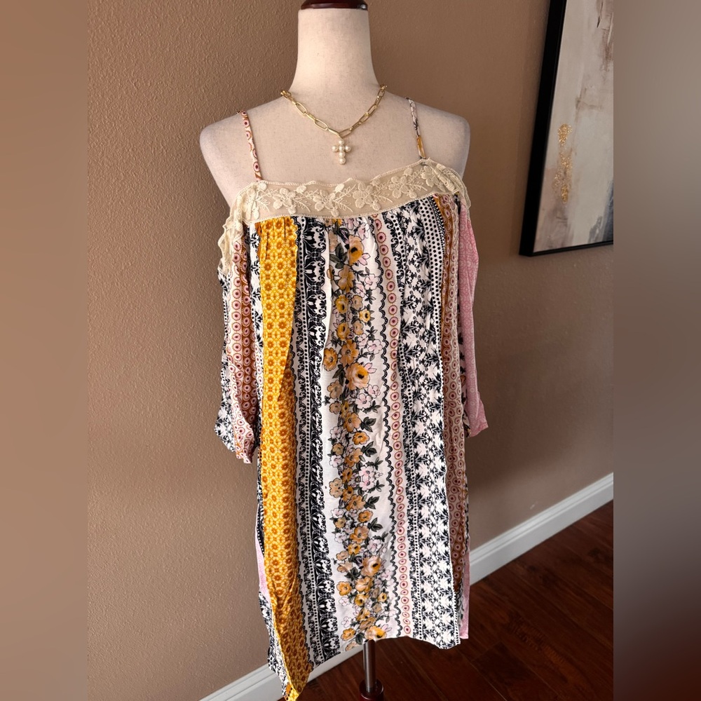 Bohemian Off-Shoulder Dress with Lace Trim - Picture 3 of 9